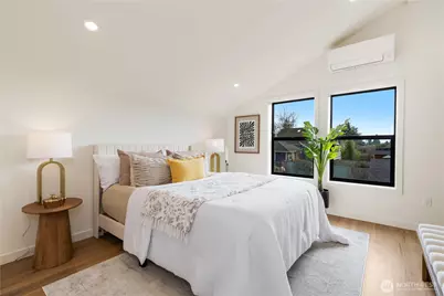 8253 Densmore Avenue N, Seattle, WA 98103 - Photo 16