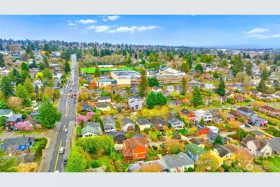 8253 Densmore Avenue N, Seattle, WA 98103 - Photo 30