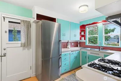 11249 Fremont Avenue N, Seattle, WA 98133 - Photo 10