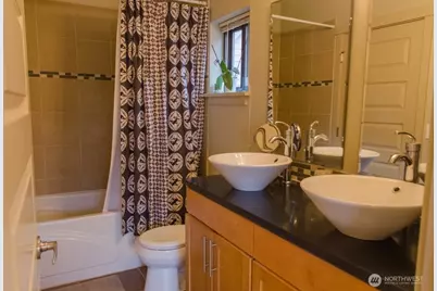 7937 Densmore Avenue N, Seattle, WA 98103 - Photo 20