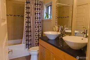 7937 Densmore Ave N, Seattle, WA 98103 - Photo 20