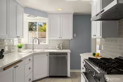 13703 Palatine Avenue N, Seattle, WA 98133 - Photo 12