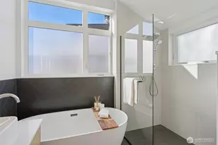 515 Howe, Seattle, WA 98109 - Photo 18