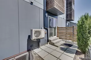 911 N 104th St, Seattle, WA 98133 - Photo 16