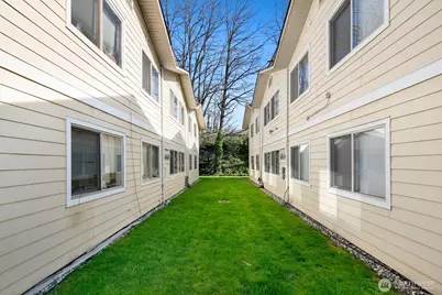 9200 Densmore Avenue N, Seattle, WA 98103 - Photo 14