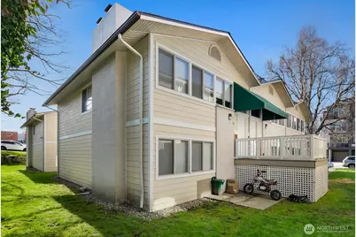 9200 Densmore Avenue N, Seattle, WA 98103 - Photo 10