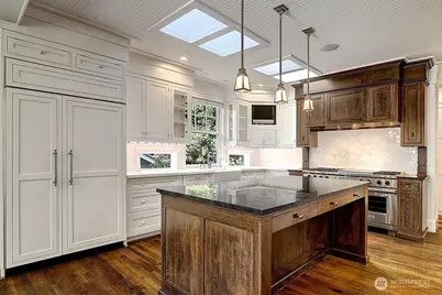 8975 NE 10th Street, Bellevue, WA 98004 - Photo 8