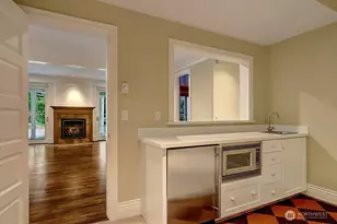 8975 NE 10th St, Bellevue, WA 98004 - Photo 16