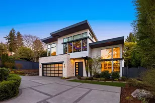 9215 NE 32nd St, Clyde Hill, WA 98004 - Photo 2