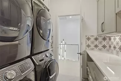 9215 NE 32nd Street, Clyde Hill, WA 98004 - Photo 36