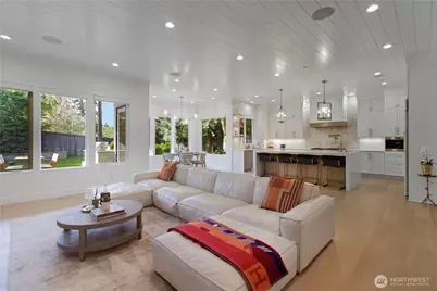 9215 NE 32nd Street, Clyde Hill, WA 98004 - Photo 8