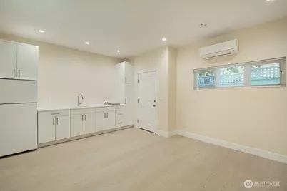 1210 NE 95th Street #B, Seattle, WA 98115 - Photo 2
