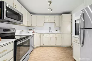 8720 Phinney Ave N, Seattle, WA 98103 - Photo 10