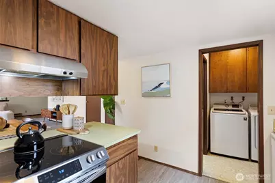 9545 Interlake Avenue N, Seattle, WA 98103 - Photo 16