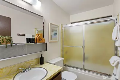 9545 Interlake Avenue N, Seattle, WA 98103 - Photo 22