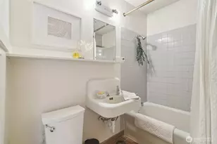 519 W Roy St, Seattle, WA 98119 - Photo 16