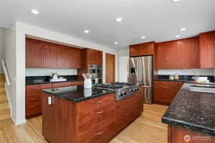 8808 NE 14th St, Clyde Hill, WA 98004 - Photo 10