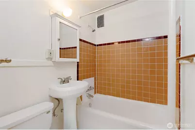 8008 Greenwood Avenue N, Seattle, WA 98103 - Photo 16