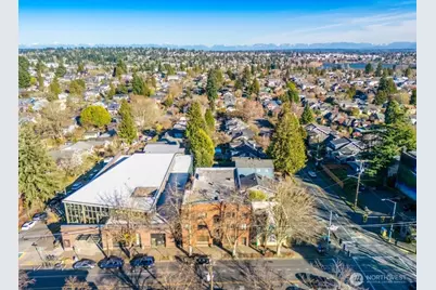 8008 Greenwood Avenue N, Seattle, WA 98103 - Photo 24