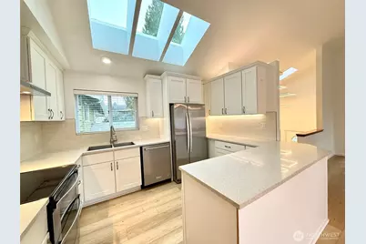 12043 Bartlett Avenue NE, Seattle, WA 98125 - Photo 6