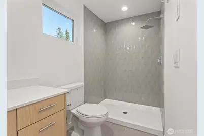 10748 Interlake Avenue N, Seattle, WA 98133 - Photo 16