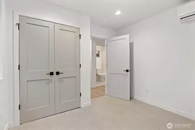 10748 Interlake Avenue N, Seattle, WA 98133 - Photo 4