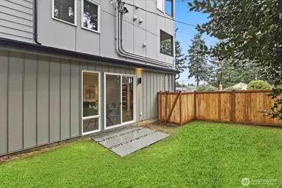 10752 Interlake Avenue N, Seattle, WA 98133 - Photo 8