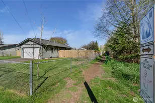 933 13th St SW, Puyallup, WA 98371 - Photo 2