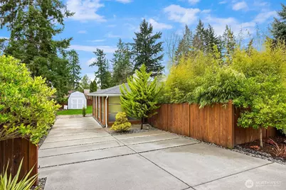 1090 Grow Avenue NW, Bainbridge Island, WA 98110 - Photo 2