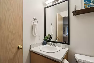 9242 Woodlawn Avenue N #B, Seattle, WA 98103 - Photo 14