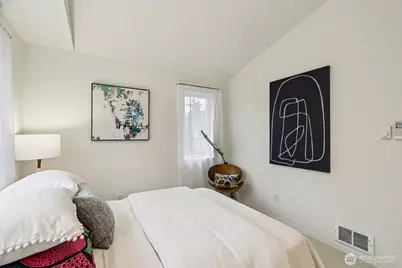 9242 Woodlawn Avenue N #B, Seattle, WA 98103 - Photo 24