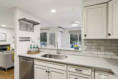 9242 Woodlawn Avenue N #B, Seattle, WA 98103 - Photo 12