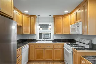 910 N 74th St, Seattle, WA 98103 - Photo 14