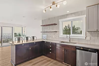 2410 37th Avenue SW #Upper, Seattle, WA 98126 - Photo 4