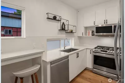 9553 Ashworth Avenue N #B, Seattle, WA 98103 - Photo 8