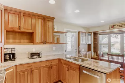 2008 121st Avenue SE, Bellevue, WA 98005 - Photo 8