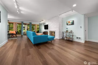 1524 NE 140th Street #D2, Seattle, WA 98125 - Photo 2