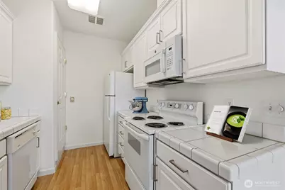 2420 Grand Avenue #303, Everett, WA 98201 - Photo 8