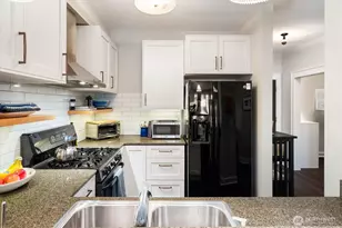 3217 Eastlake Ave E, Seattle, WA 98102 - Photo 16