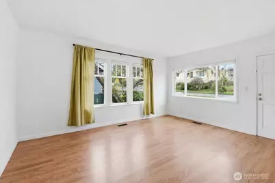 8553 Dayton Avenue N, Seattle, WA 98103 - Photo 6