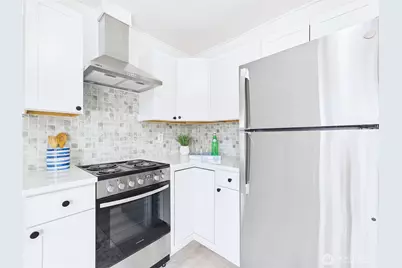 305 Meadow Avenue N, Renton, WA 98057 - Photo 10