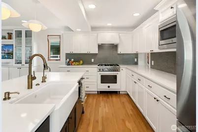 2507 27th Avenue W, Seattle, WA 98199 - Photo 8