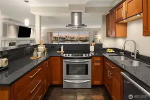 2565 Dexter Ave N, Seattle, WA 98109 - Photo 20