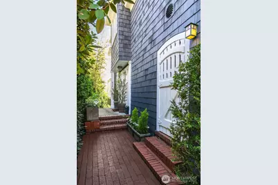 624 35th Avenue, Seattle, WA 98122 - Photo 2