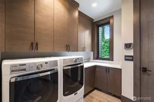 5629 Pleasure Point Ln SE, Bellevue, WA 98006 - Photo 16