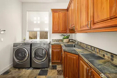 9750 SE 5th Street, Bellevue, WA 98004 - Photo 22