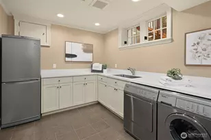 364 Highland Dr, Seattle, WA 98109 - Photo 36