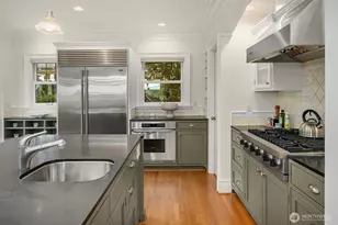 360 Highland Dr, Seattle, WA 98109 - Photo 8