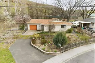 1427 Wilkenson St, Milton-Freewater, OR 97862 - Photo 1