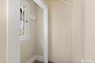 823 NE 58th St, Seattle, WA 98105 - Photo 18